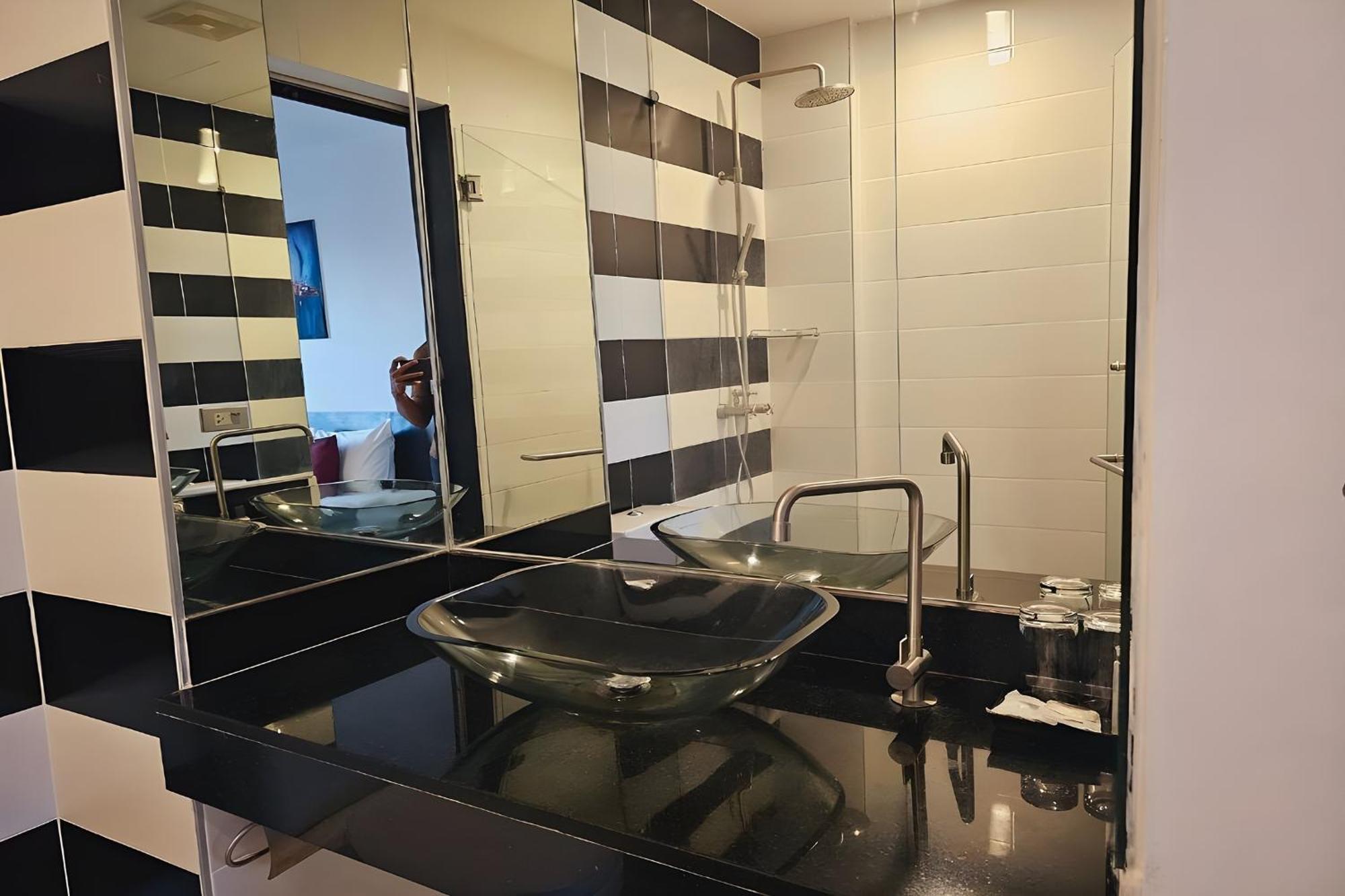 One World One Home Naiharn Hotel Rawai Eksteriør bilde