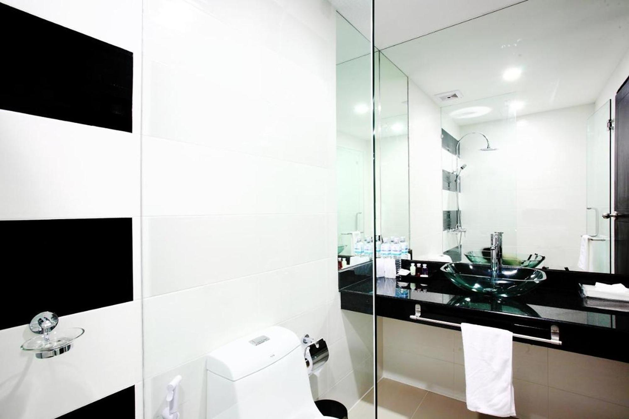 One World One Home Naiharn Hotel Rawai Eksteriør bilde